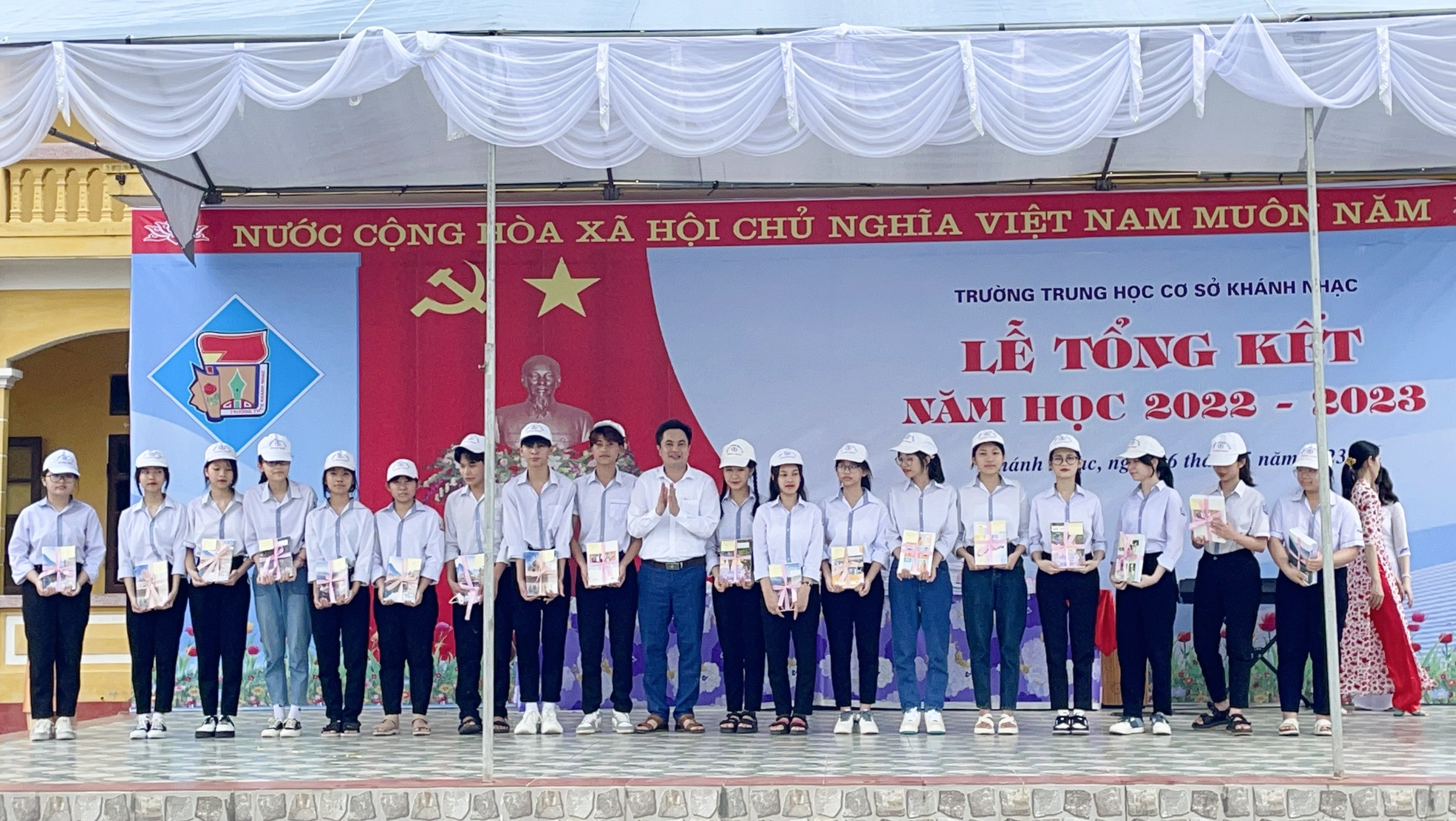 Lễ Trao thưởng cho các em học sinh trường THCS xã Khánh Nhạc có thành tích xuất sắc