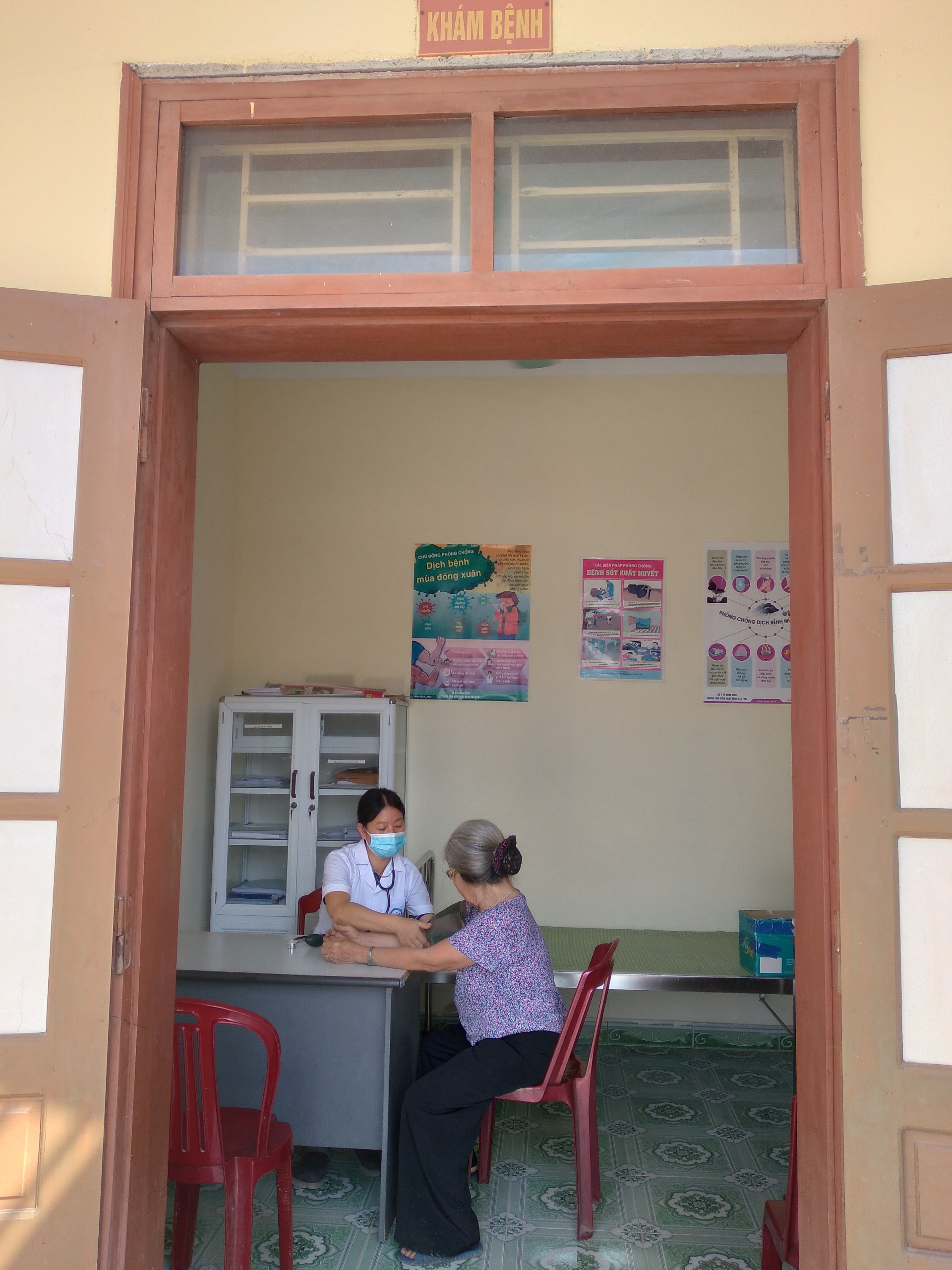 Công tác Khám chữa bệnh cho người dân tại Trạm y tế xã Khánh Nhạc