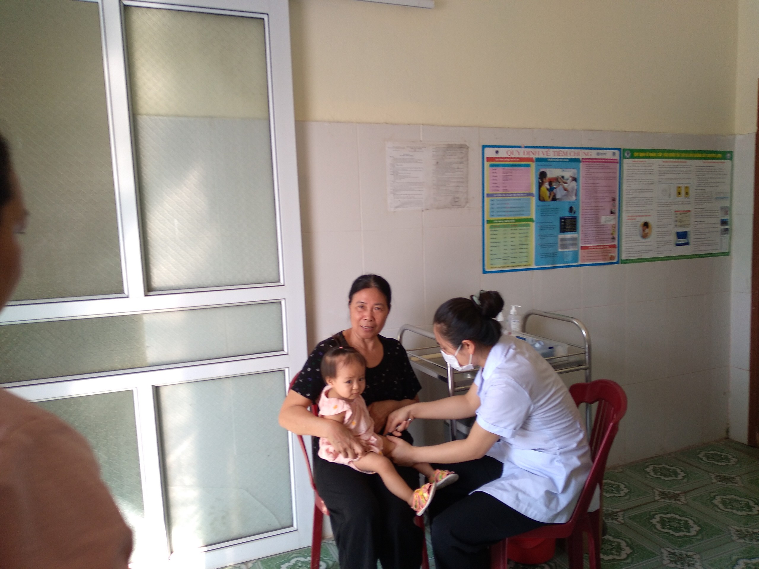 Trạm y tế xã làm tốt công tác Tiêm phòng vacxin cho trẻ em