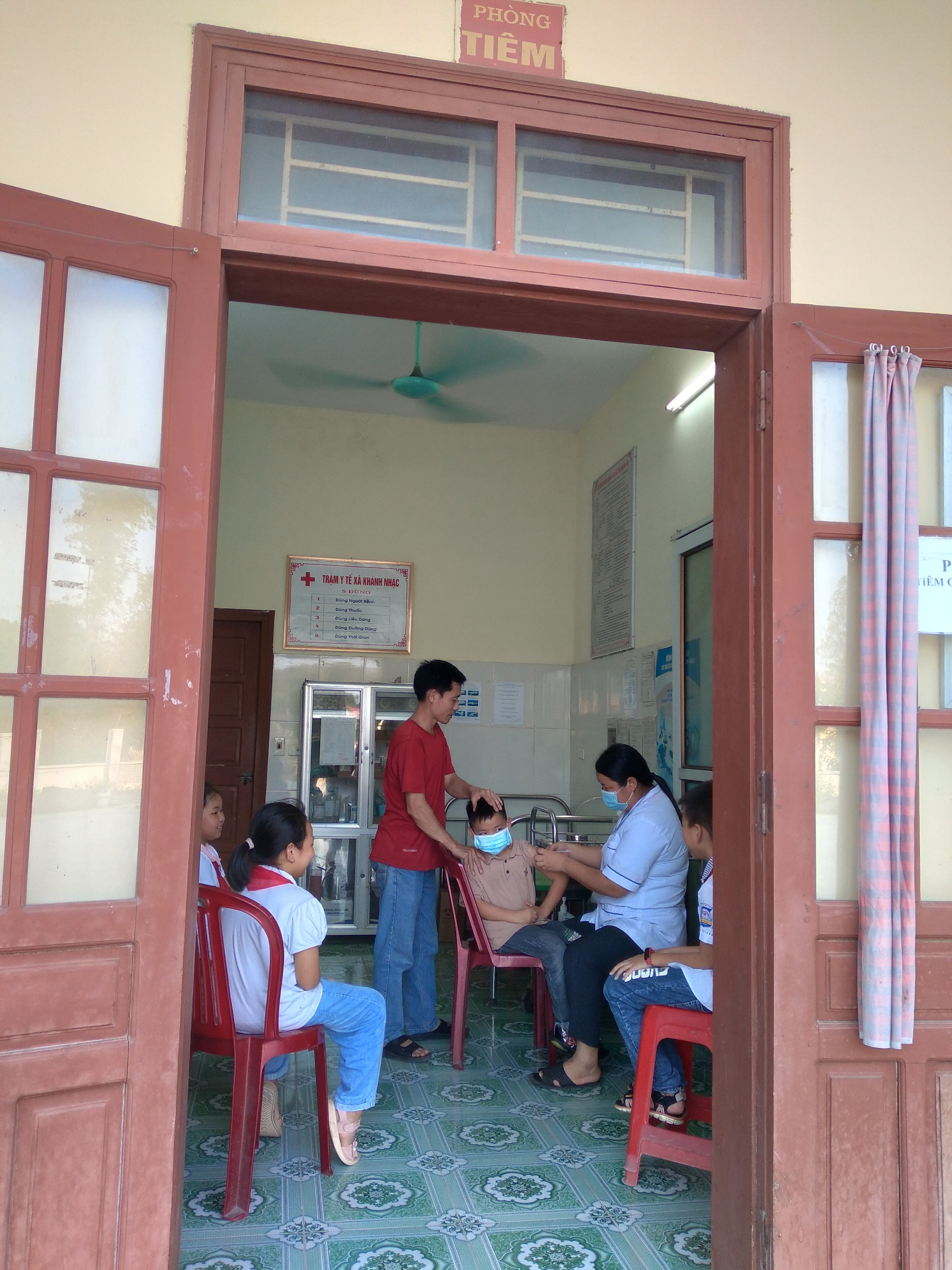 Trạm Y tế Xã Khánh Nhạc triển khai công tác tiêm phòng Vacxin Covid 19 cho học sinh