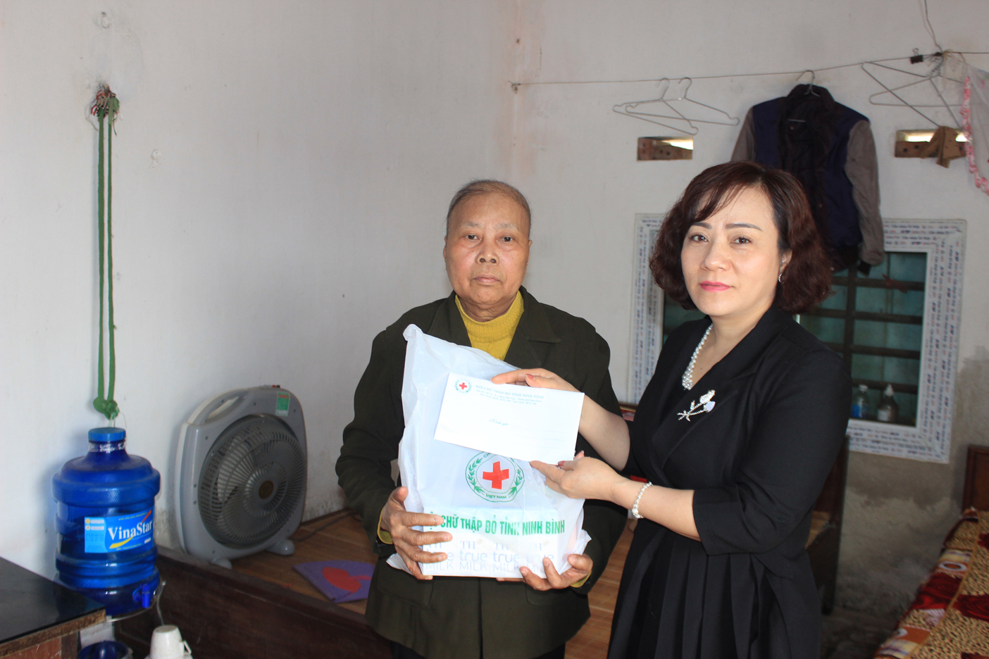 Ninh Bình tặng quà cho cán bộ Hội Chữ thập đỏ mắc bệnh hiểm nghèo