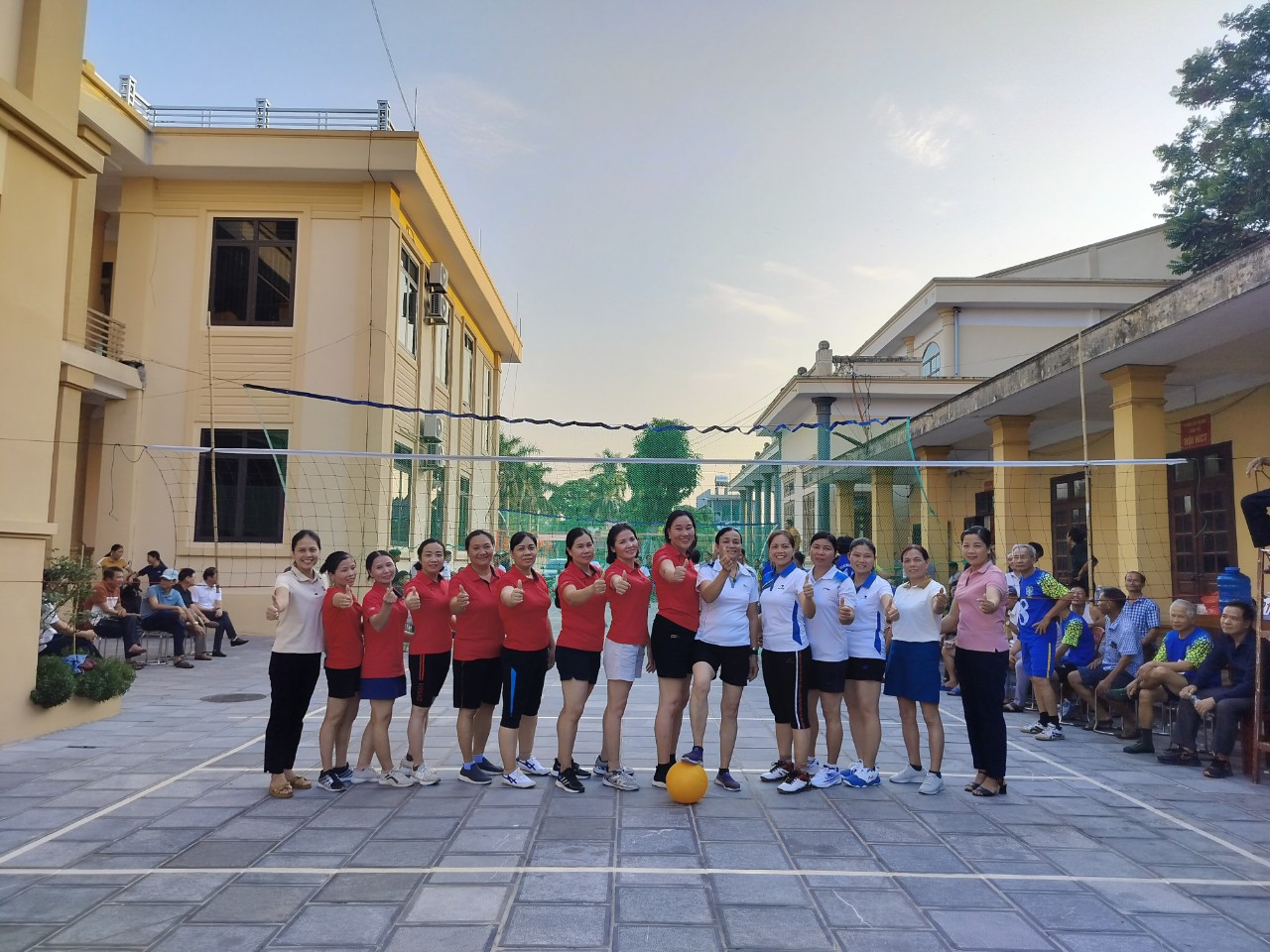 Một số· hình ảnh nổi bật trong trận giao hữu bóng chuyền hơi nữ giữa đội nữ xã Khánh Nhạc gặp đội nữ xã Khánh Hội
