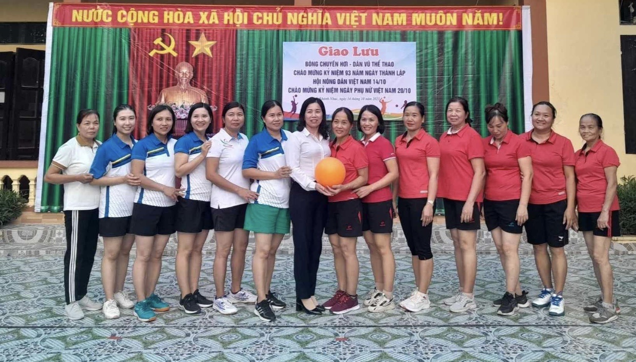 Giao hữu bóng chuyền hơi, dân vũ thể thao chào mừng kỷ niệm 93 năm ngày thành lập Hội nông dân Việt Nam 14/10 và ngày Phụ nữ Việt Nam 20/10.
